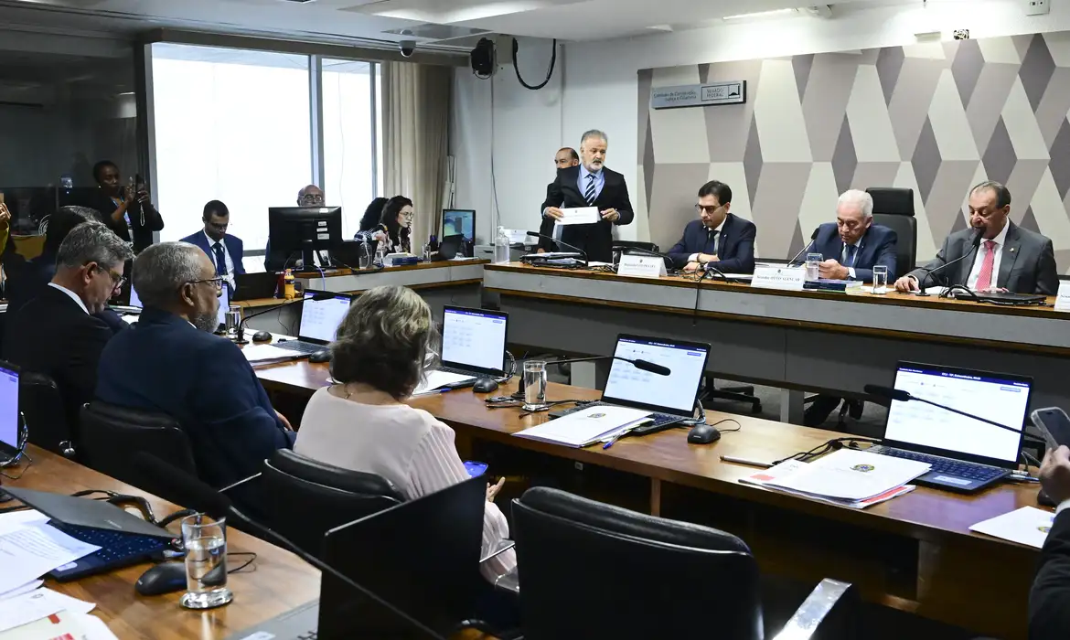 Fim da escala 6x1: Senado barra acordos individuais de trabalho