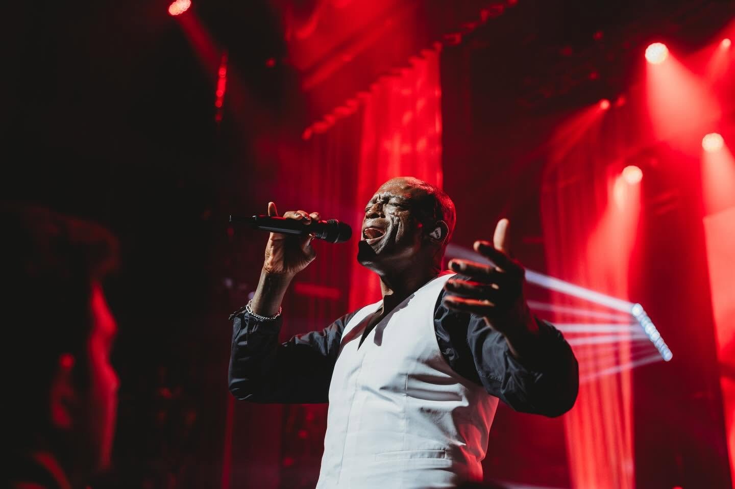 Após 18 anos, Seal volta a Curitiba para show histórico