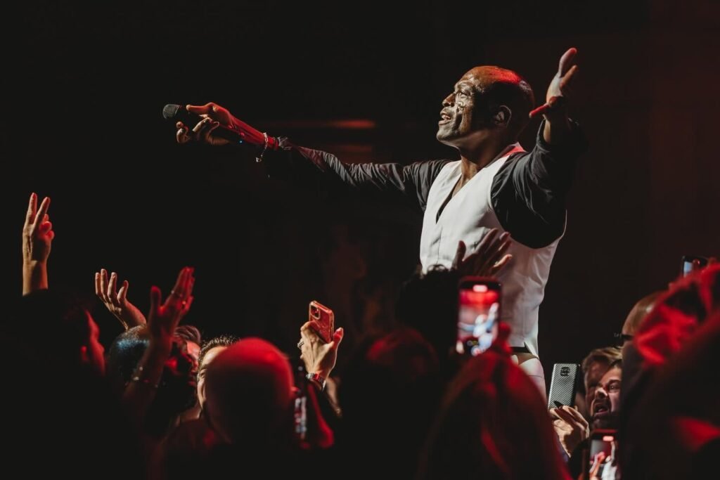 Após 18 anos, Seal volta a Curitiba para show histórico