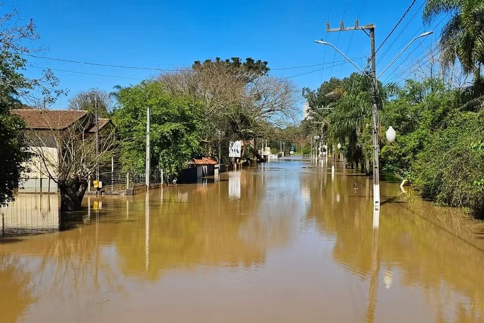 Impacto das chuvas no Paraná: emergência em 6 cidades e ruas alagadas