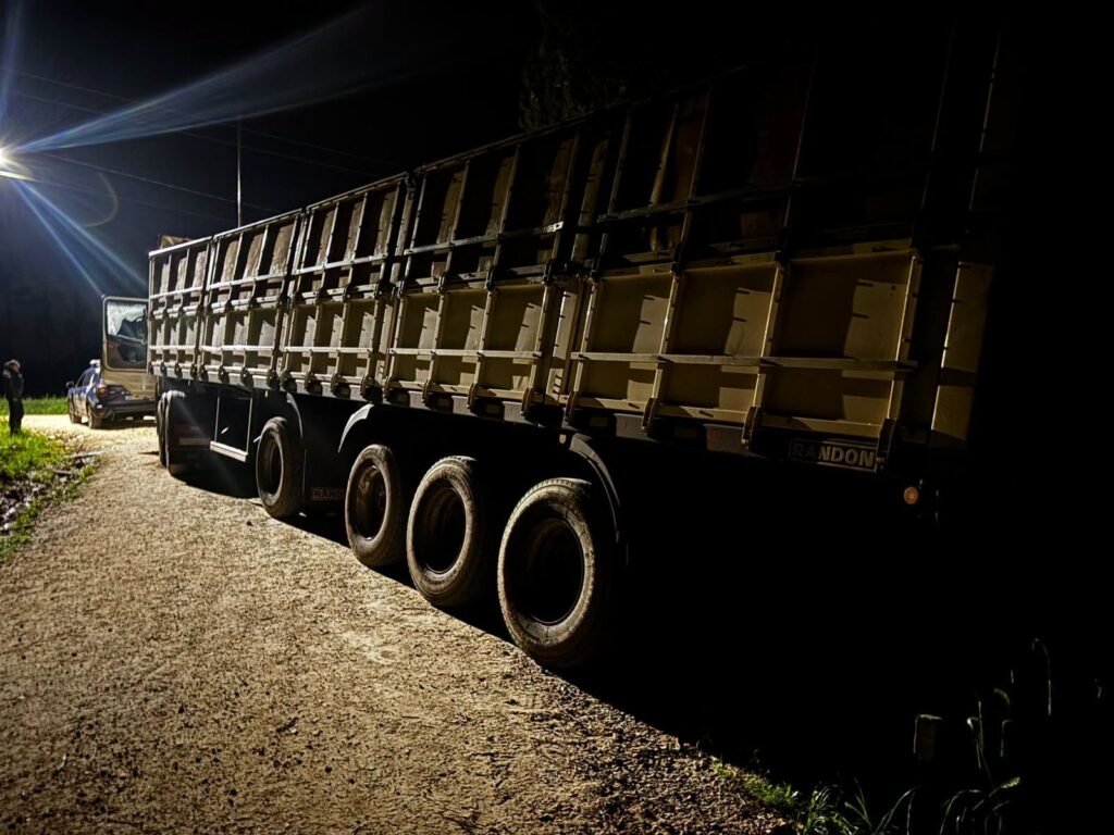 Falso assalto termina com apreensão de 2,3 toneladas de maconha em estrada rural de Araucária