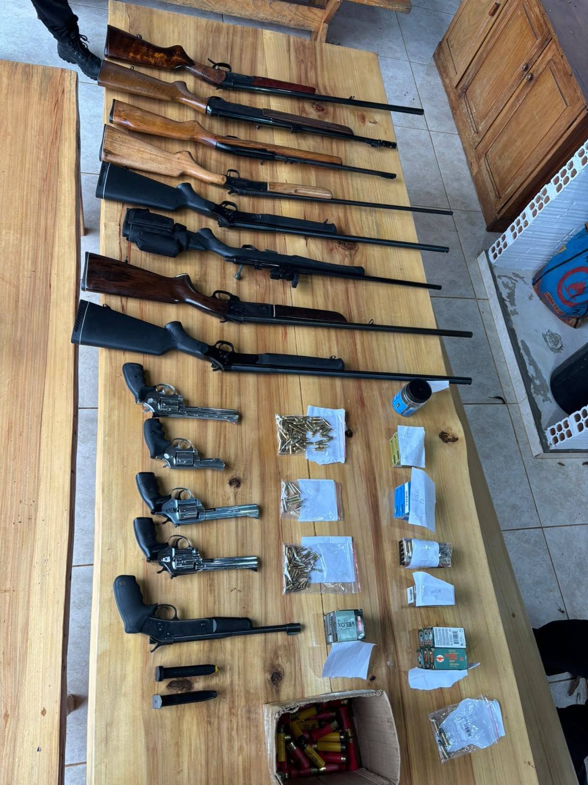 Operação Hefesto: Polícia Civil apreende arsenal e prende comerciantes no Oeste