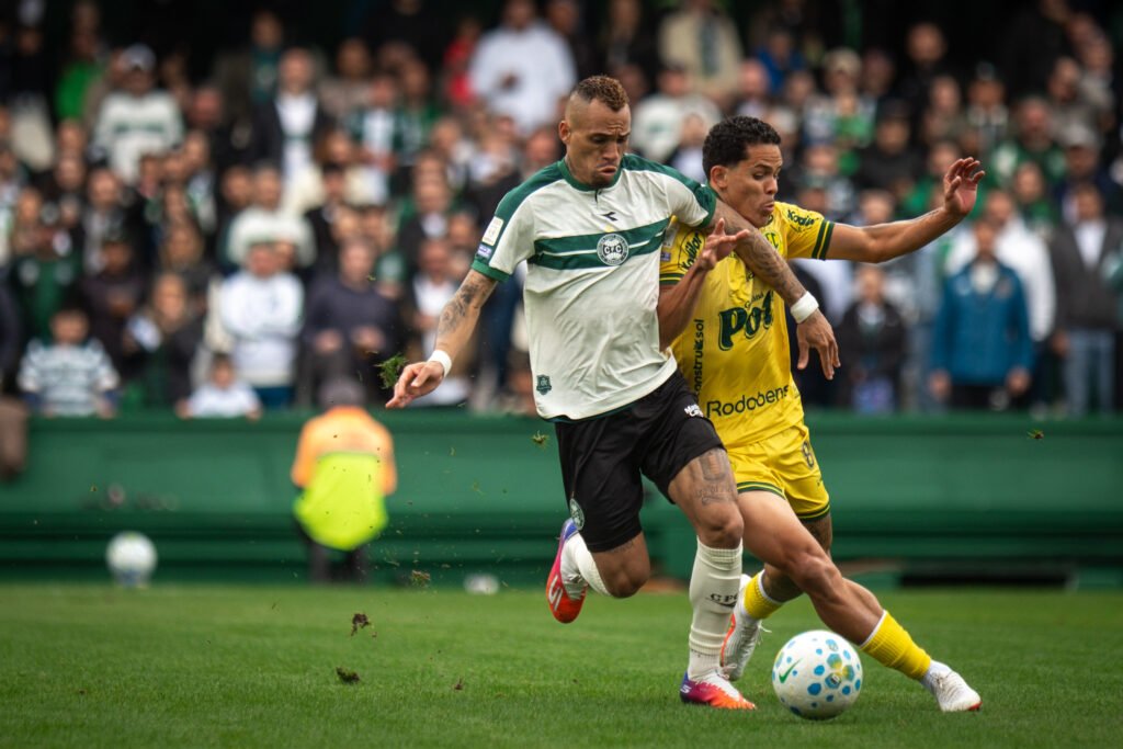 Coritiba e Athletico perdem e chegam sob pressão para o duelo direto