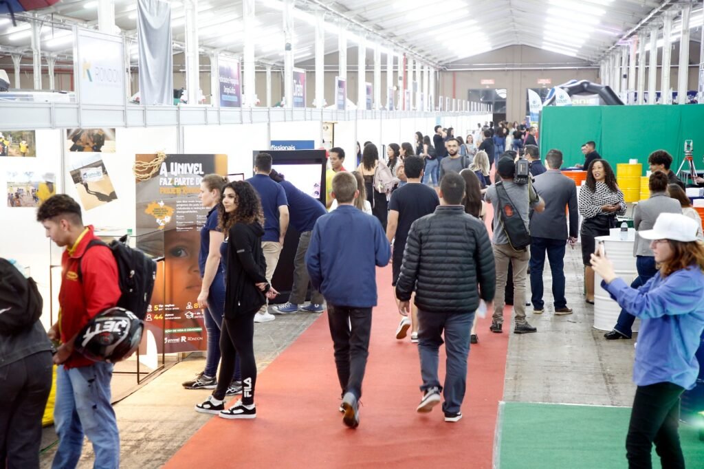 Estudantes de Cascavel ganham feira gratuita com vagas de estágio e orientação de carreira