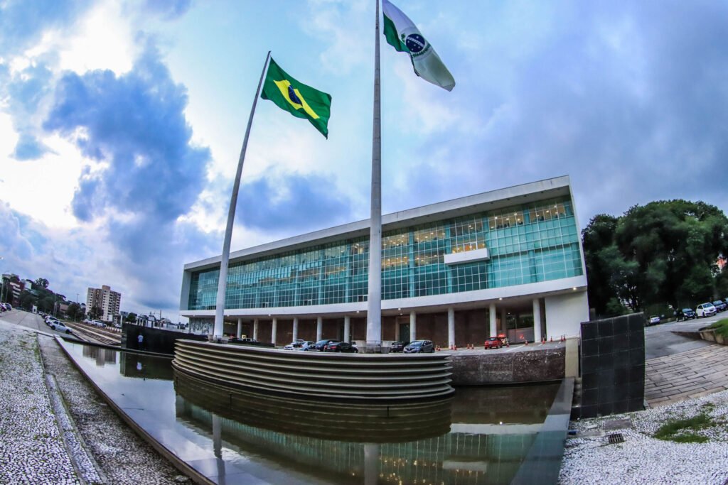 Corrida eleitoral no Paraná: Os 8 nomes que disputam o governo do estado