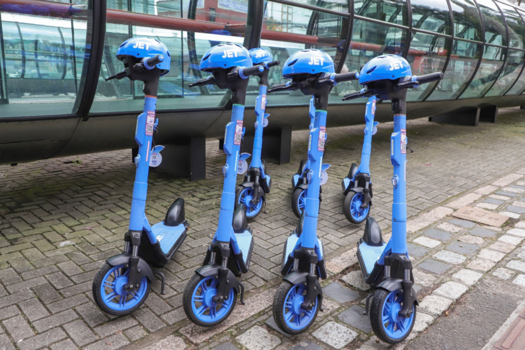 Patinetes elétricos mudam regras no trânsito de Curitiba: veja onde é proibido circular
