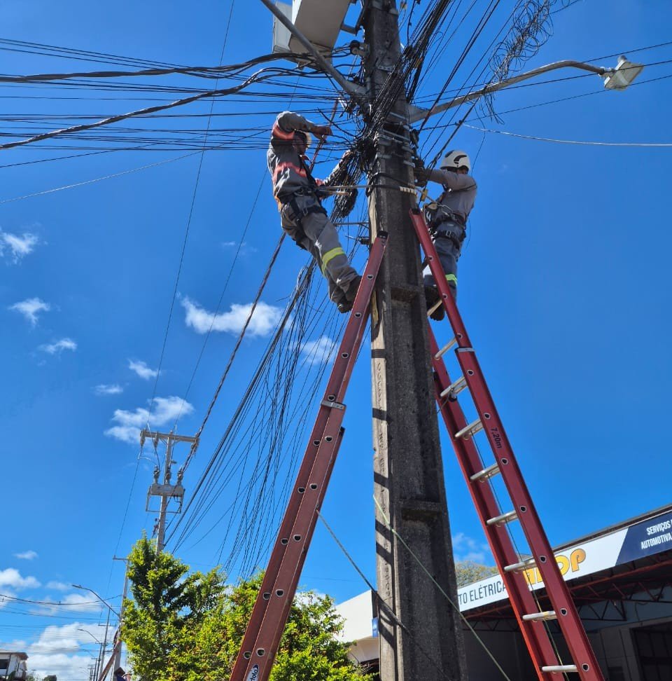Copel retira 120 toneladas de fios de internet inativos dos postes no Paraná