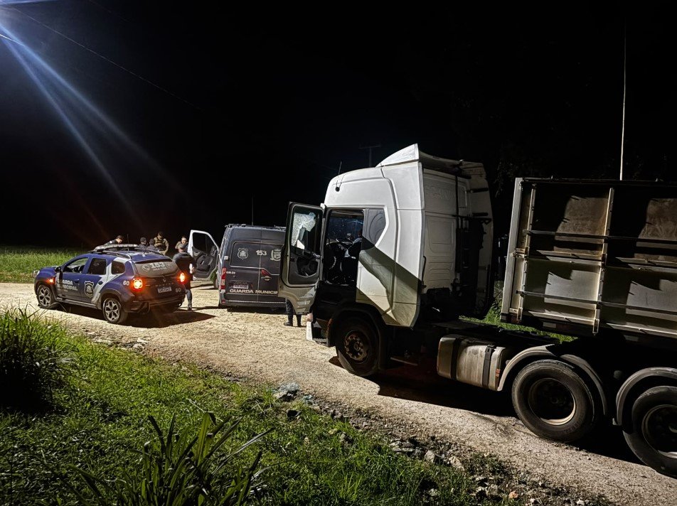 Falso assalto termina com apreensão de 2,3 toneladas de maconha em estrada rural de Araucária
