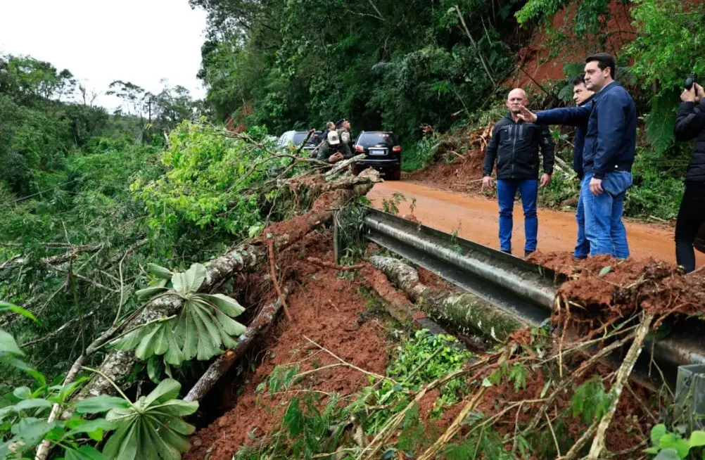 Governo do Paraná instala força-tarefa para socorrer cidades após temporais