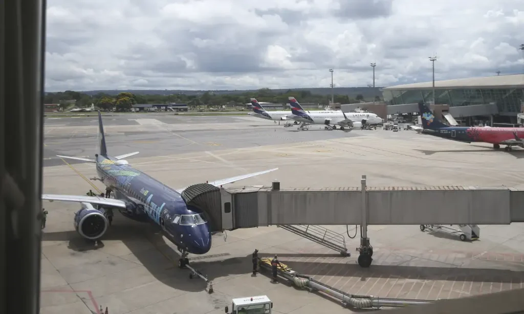 Problema técnico da Embraer deixa passageiros da Azul retidos no Paraná