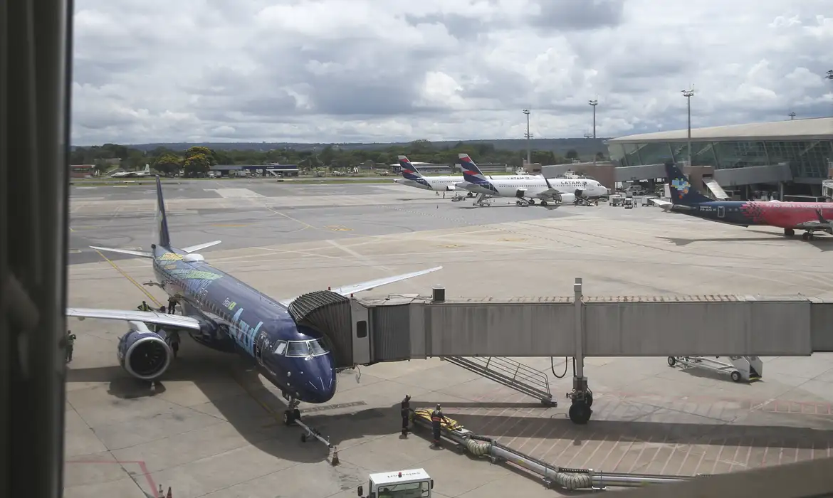 Problema técnico da Embraer deixa passageiros da Azul retidos no Paraná