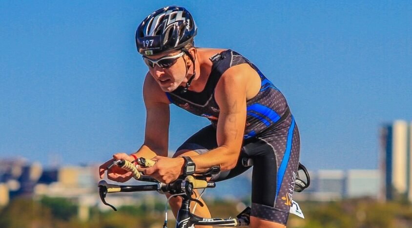 Triatleta londrinense busca top 15 em Mundial na Espanha