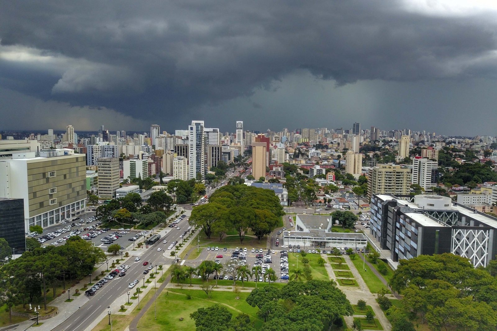 Após calor de 39°C, Paraná tem danos por granizo e alerta de ciclone