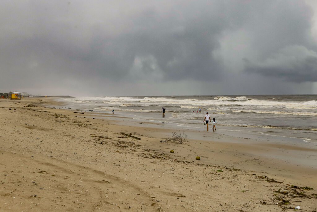 Operação de feriado no litoral mobiliza 200 guarda-vidas no Paraná