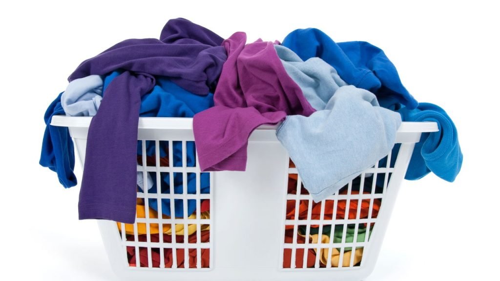 Como evitar roupas desbotadas: o erro na hora da lavagem
