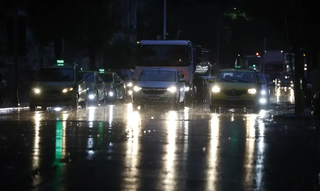 Ciclone impulsiona frente fria com tempestades e ventos no Paraná