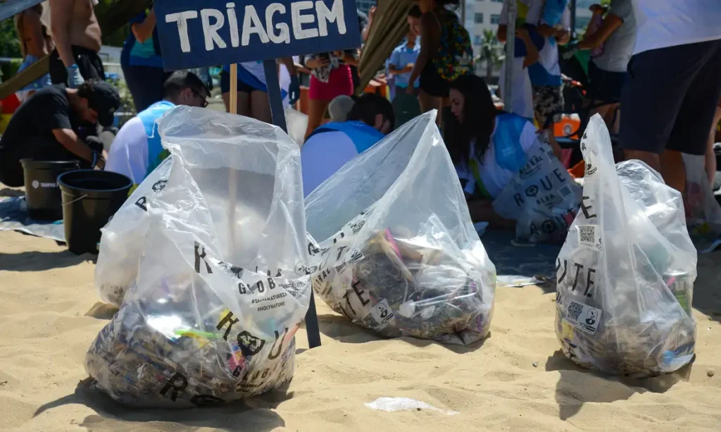 Mutirões recolhem toneladas de lixo em praias de cinco estados do Brasil