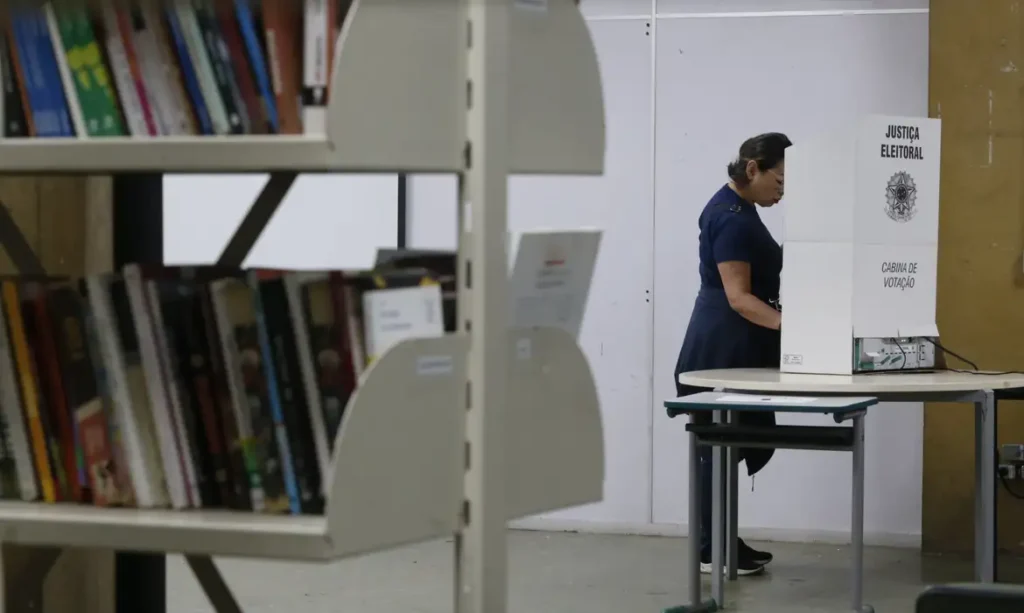 Deepfakes substituem fake news e dominam eleições de 2026