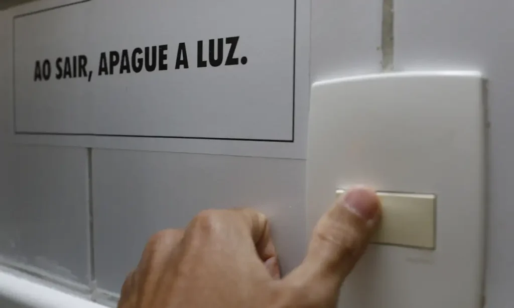 Conta de luz fica mais barata no Paraná com volta da bandeira verde em outubro