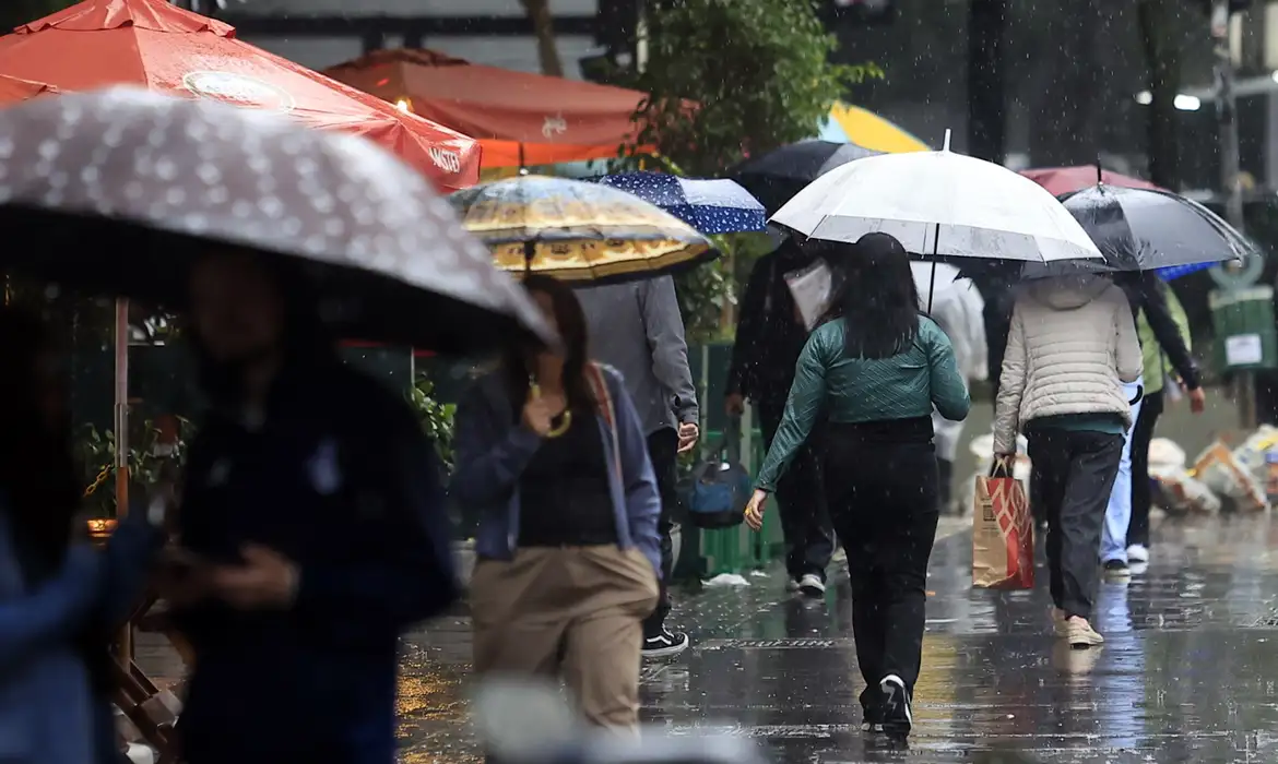 Ciclone impulsiona frente fria com tempestades e ventos no Paraná