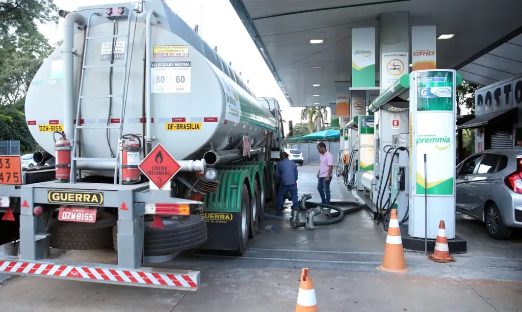 Preço da gasolina e diesel muda em outubro com novo ICMS