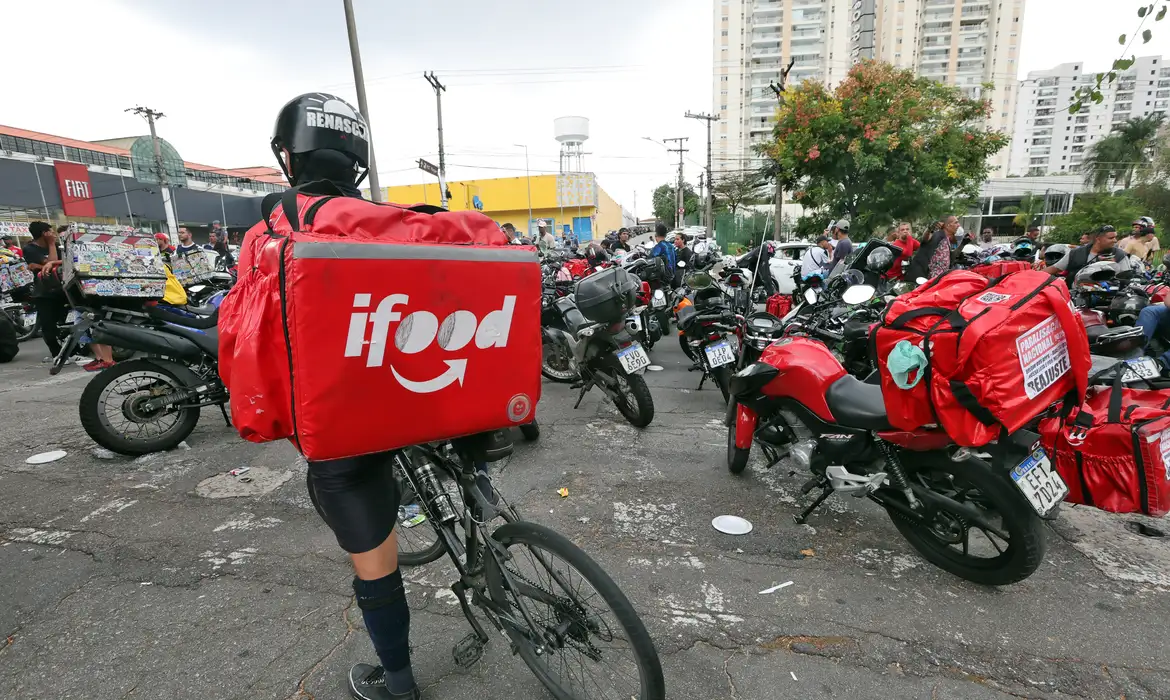 Brasil registra 2 milhões de plataformizados com rendimento-hora menor que o mercado
