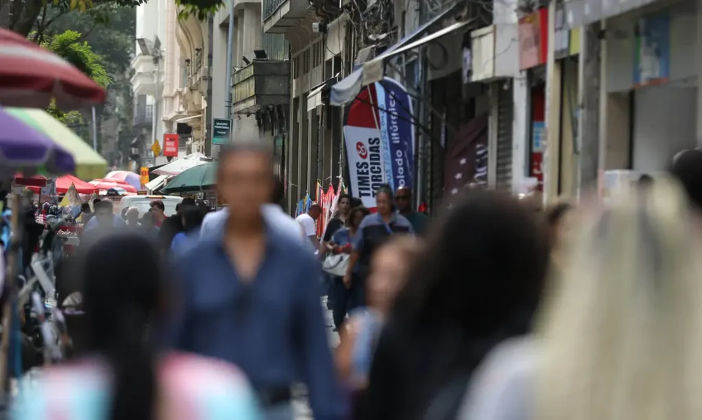 Urnas acessíveis e transporte gratuito marcam avanço na inclusão eleitoral