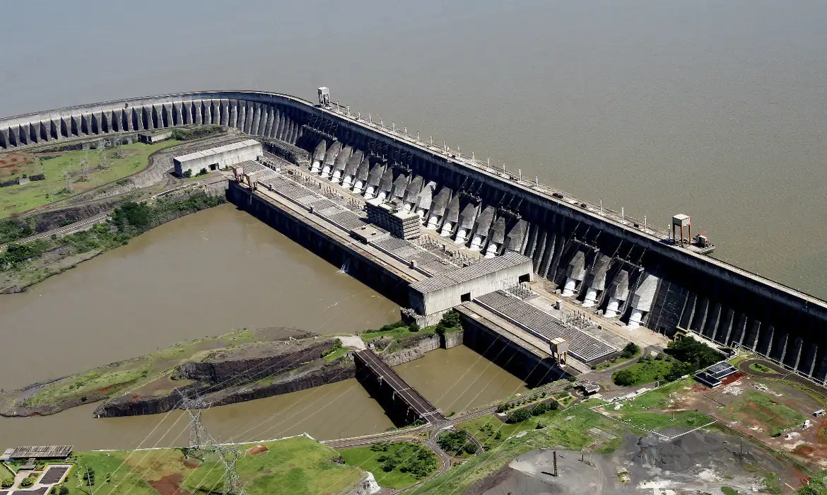 Conta de luz fica mais barata no Paraná com volta da bandeira verde em outubro