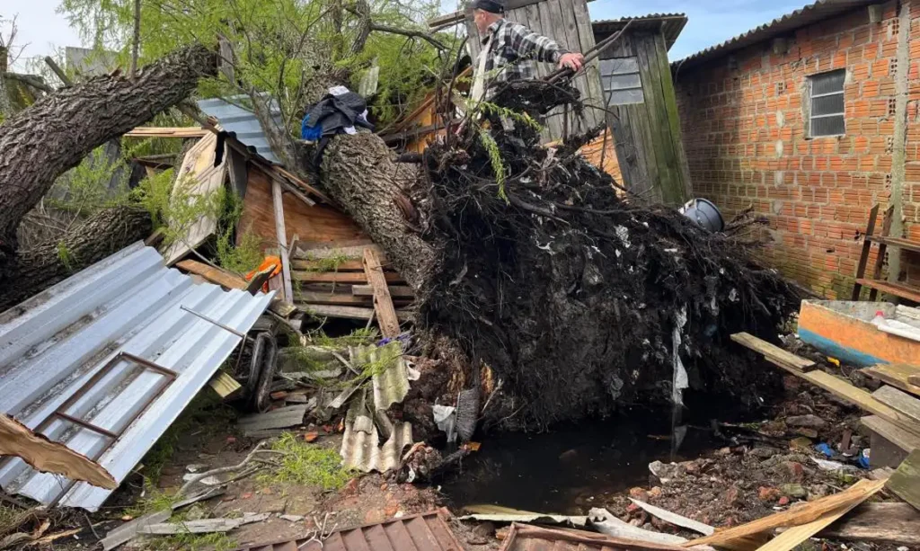 Tempestades severas atingem 146 municípios e destroem rodovias no RS