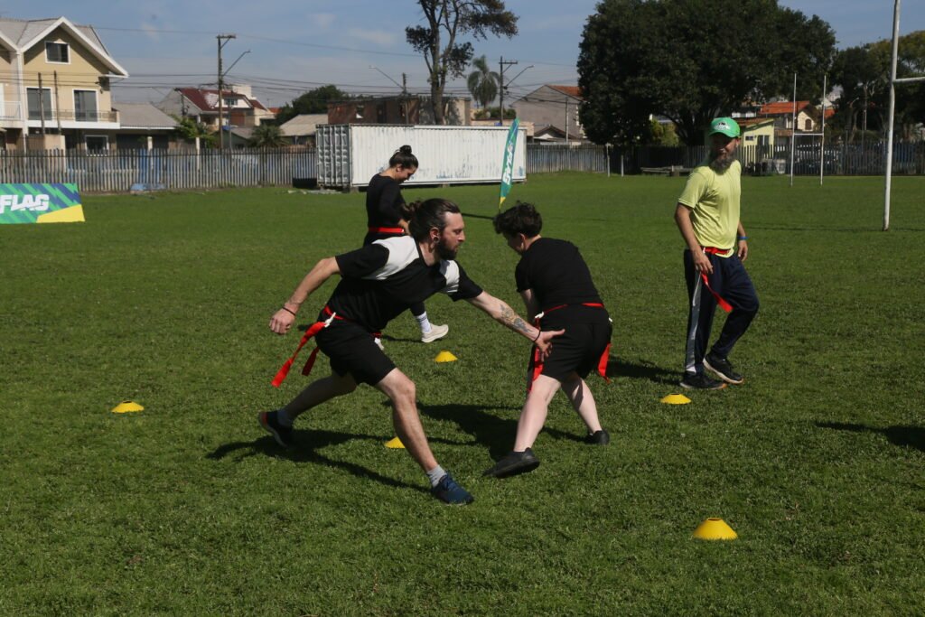 Flag football: jovens praticam novo esporte olímpico em Curitiba