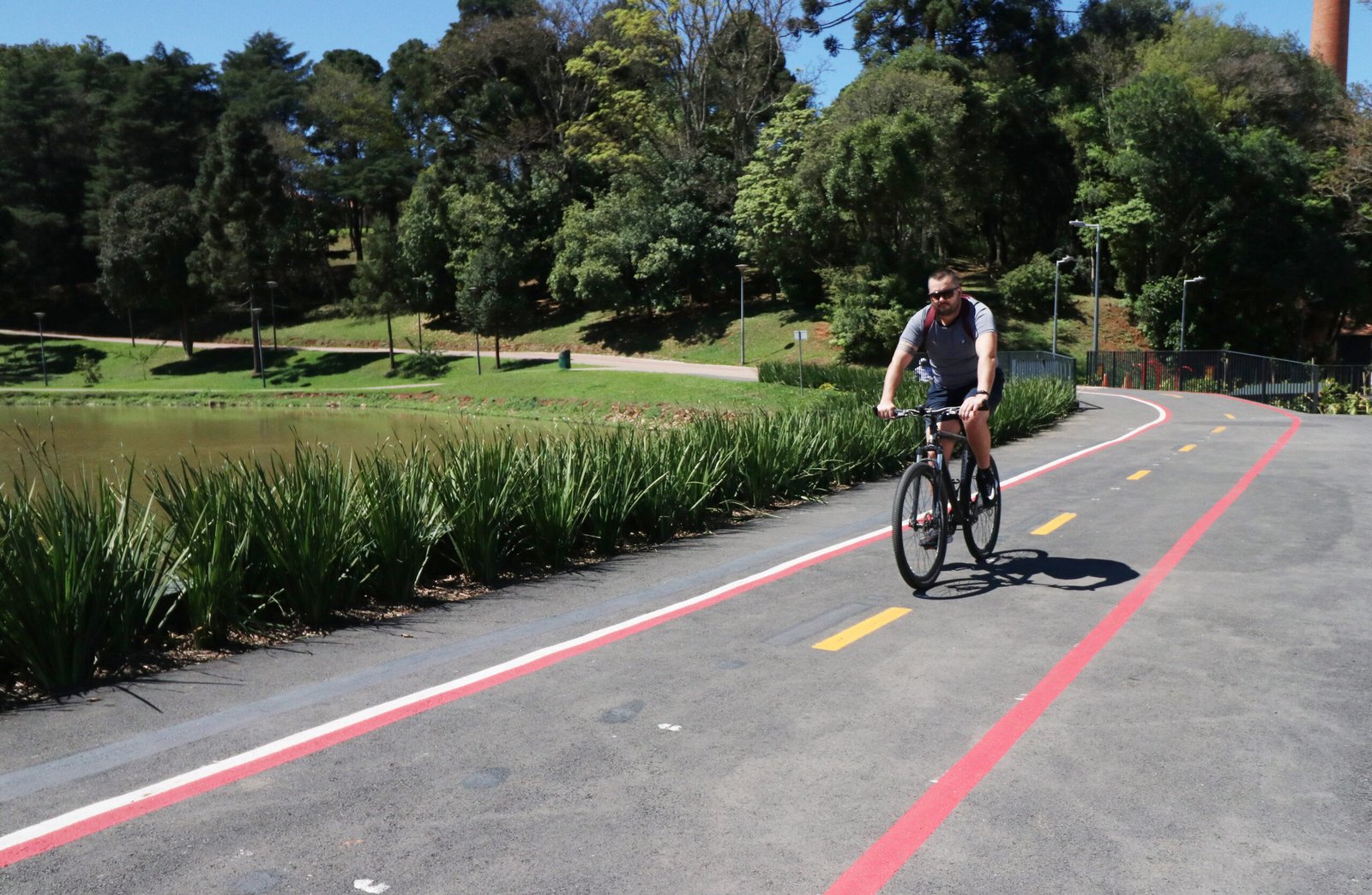 Novo guia ensina como explorar Curitiba de bicicleta com rotas inéditas