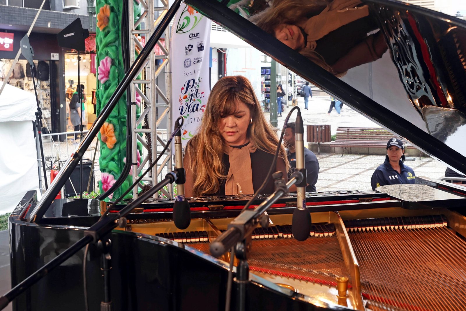 Piano de Cauda no Calçadão da Rua XV transforma Centro de Curitiba em palco aberto