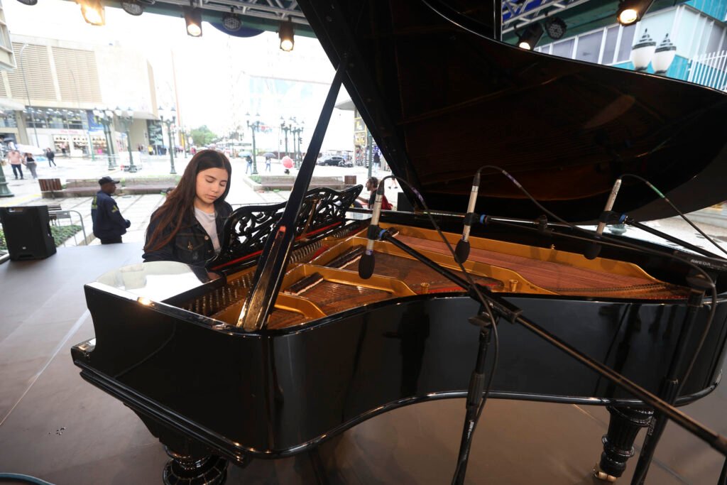 Piano de Cauda no Calçadão da Rua XV transforma Centro de Curitiba em palco aberto