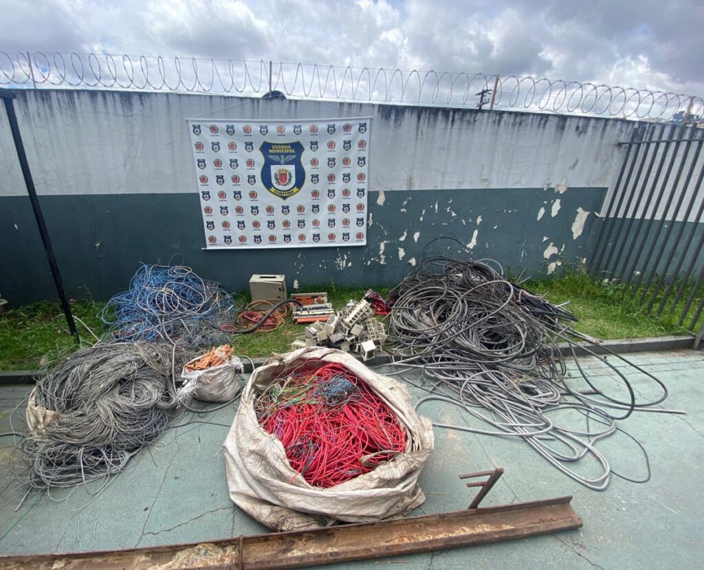 Operação em Curitiba mira ferros-velhos e apreende 431 kg de fios roubados; 4 são detidos