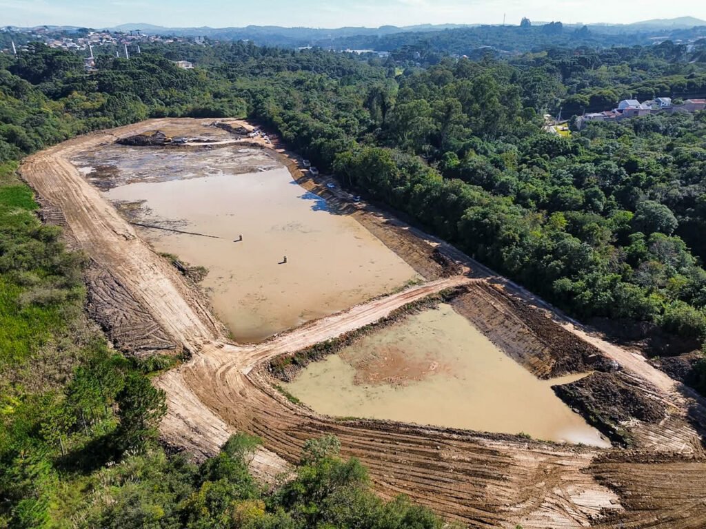 Intervenção no Rio Atuba avança para frear inundações na RMC