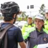 Blitz em Curitiba orienta uso de patinetes e entrega capacetes