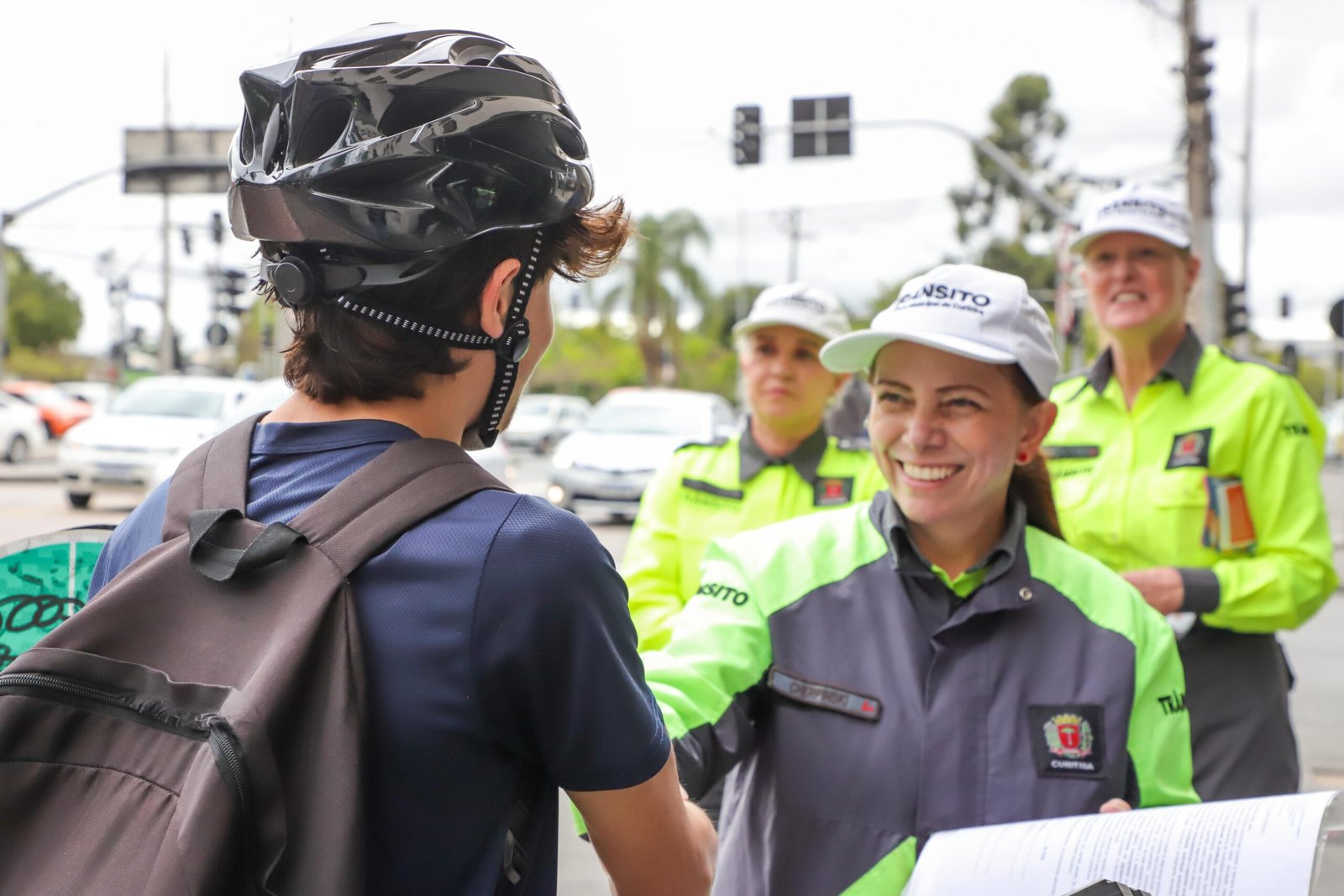 Blitz em Curitiba orienta uso de patinetes e entrega capacetes