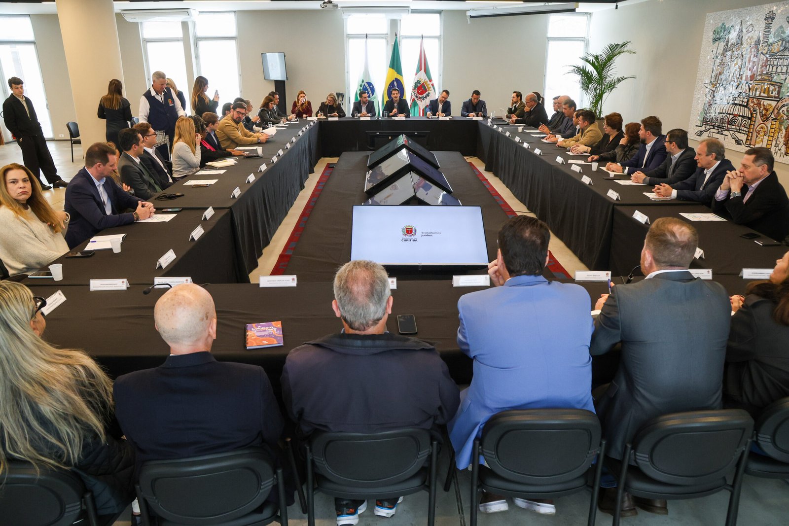 Eduardo Pimentel reúne secretários e prevê recorde de obras em 2027