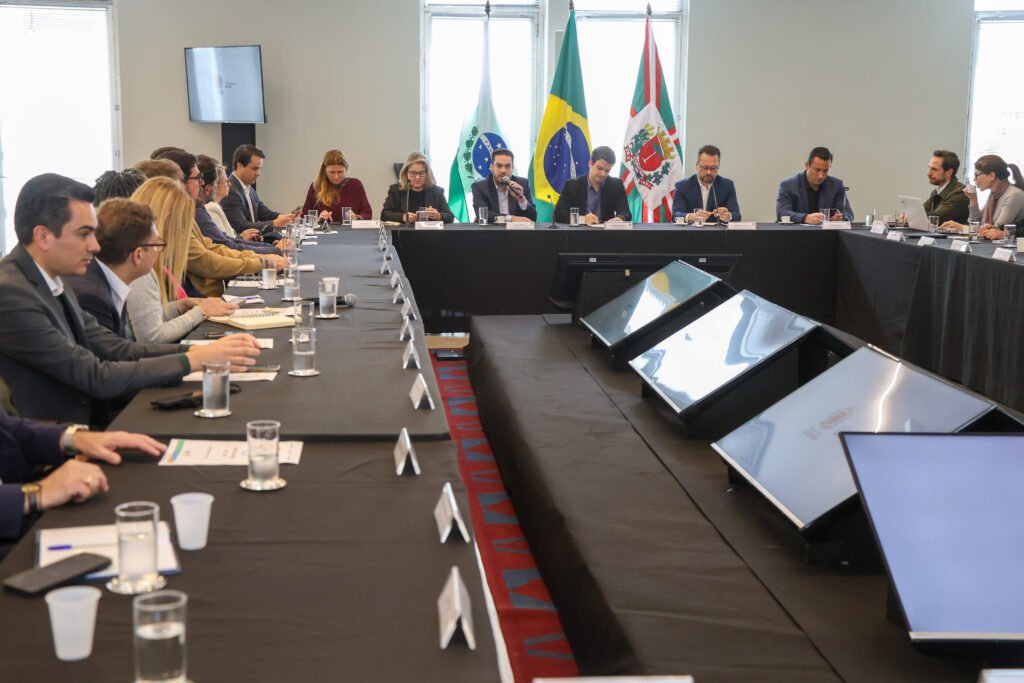 Eduardo Pimentel reúne secretários e prevê recorde de obras em 2027
