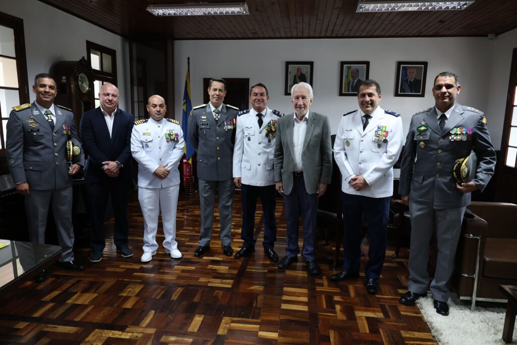 Celebração na capital paranaense marca os 120 anos do voo do 14-Bis e Dia do Aviador