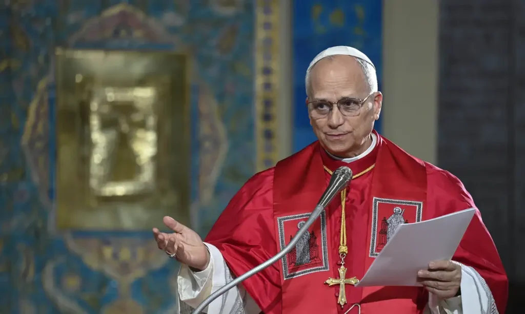 Papa Leão XIV anuncia cirurgia no pulmão e quebra tradição de sigilo no Vaticano