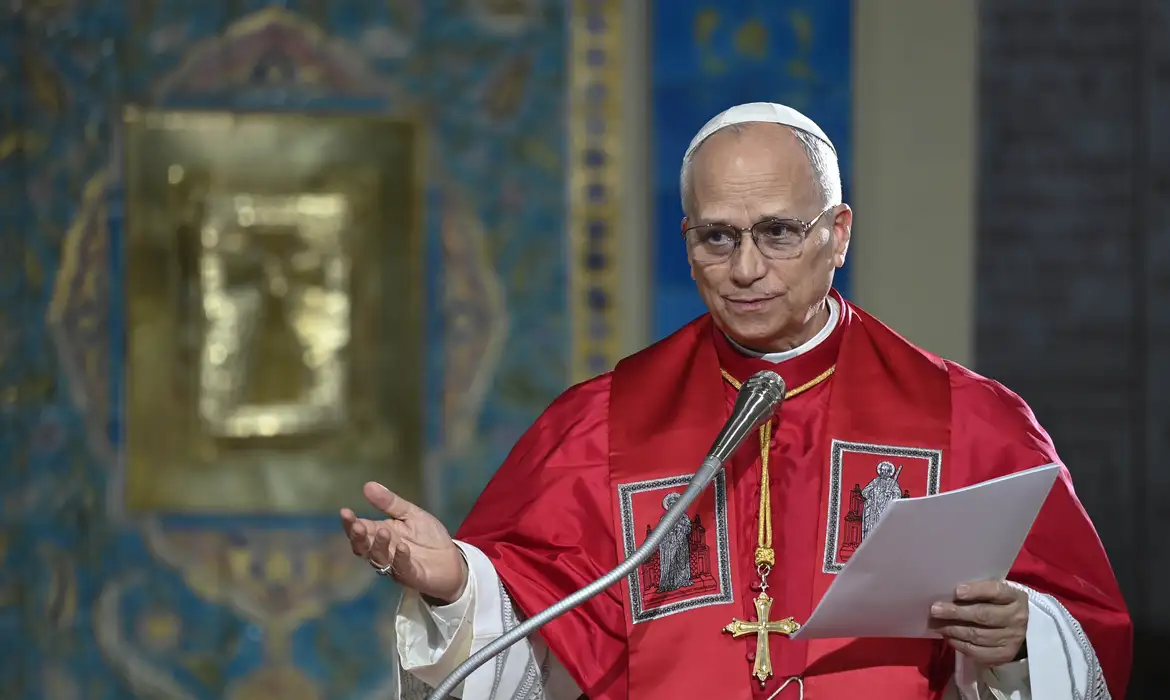 Papa Leão XIV anuncia cirurgia no pulmão e quebra tradição de sigilo no Vaticano