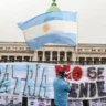 Motosserra estatal e crise externa: Milei mira 21 mil servidores e ataca eleição no Brasil