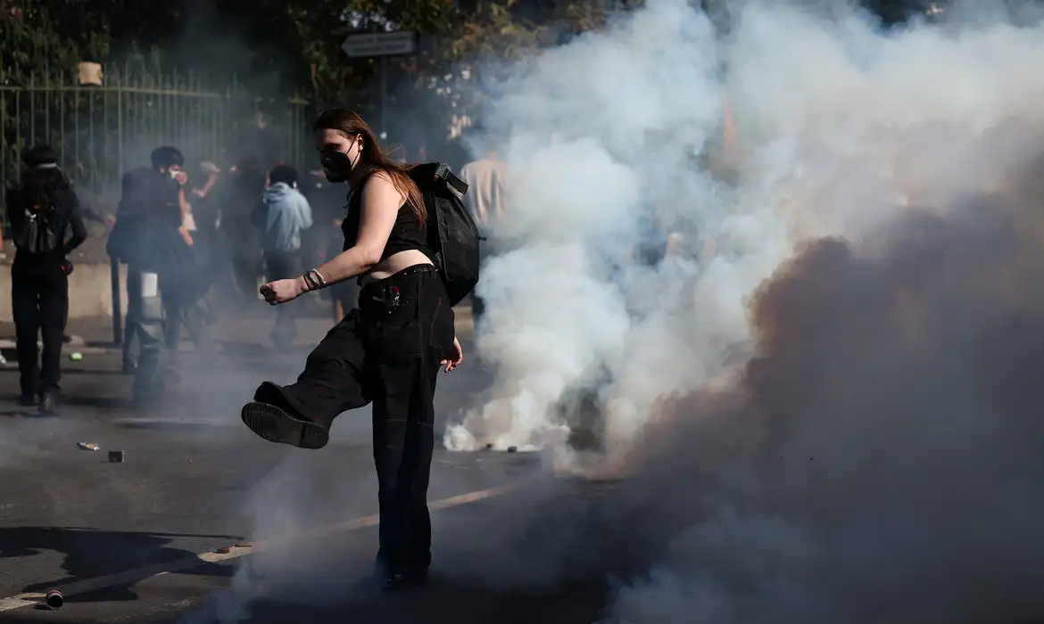 Escolas incendiadas e 5 mil prisões: a onda de protestos que paralisa a educação na França