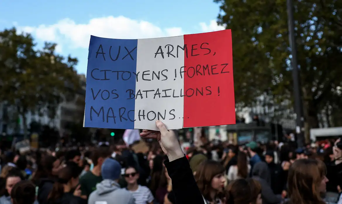 Greve geral na França: sindicatos marcam paralisação nacional após protestos e prisões
