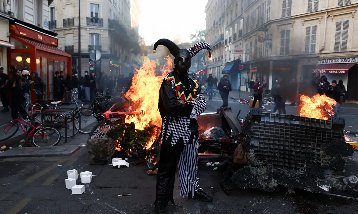 Protestos na França: governo impõe toque de recolher e mobiliza Exército contra saques