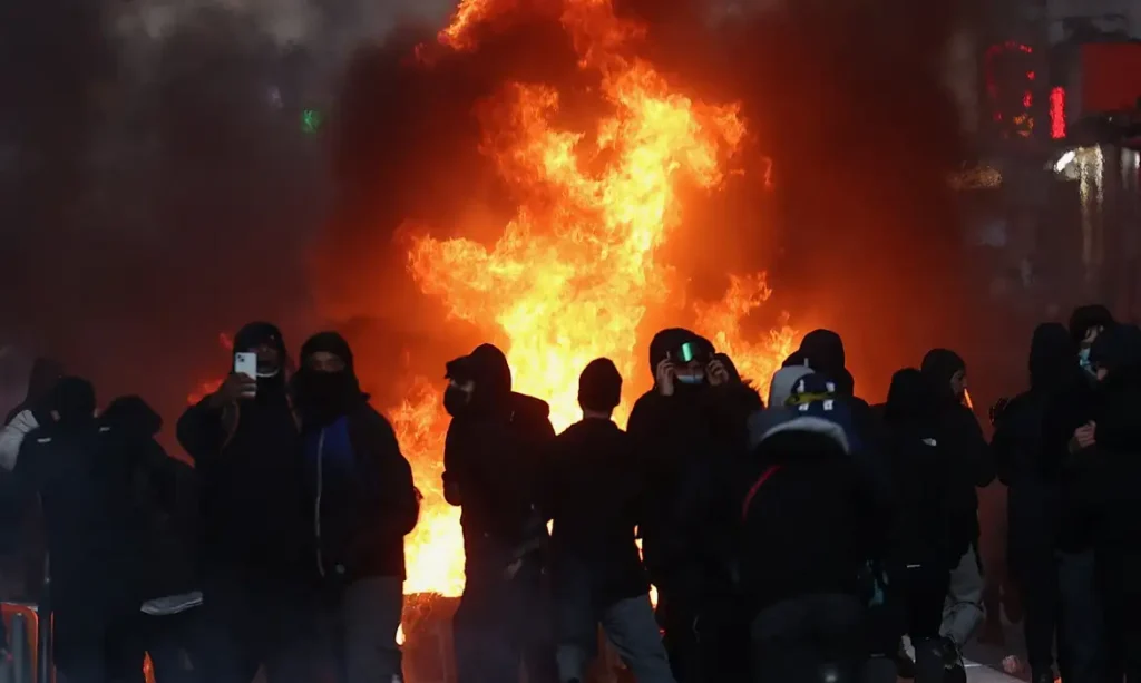 Caos na França: confrontos deixam um morto, rastro de destruição e acuam Emmanuel Macron