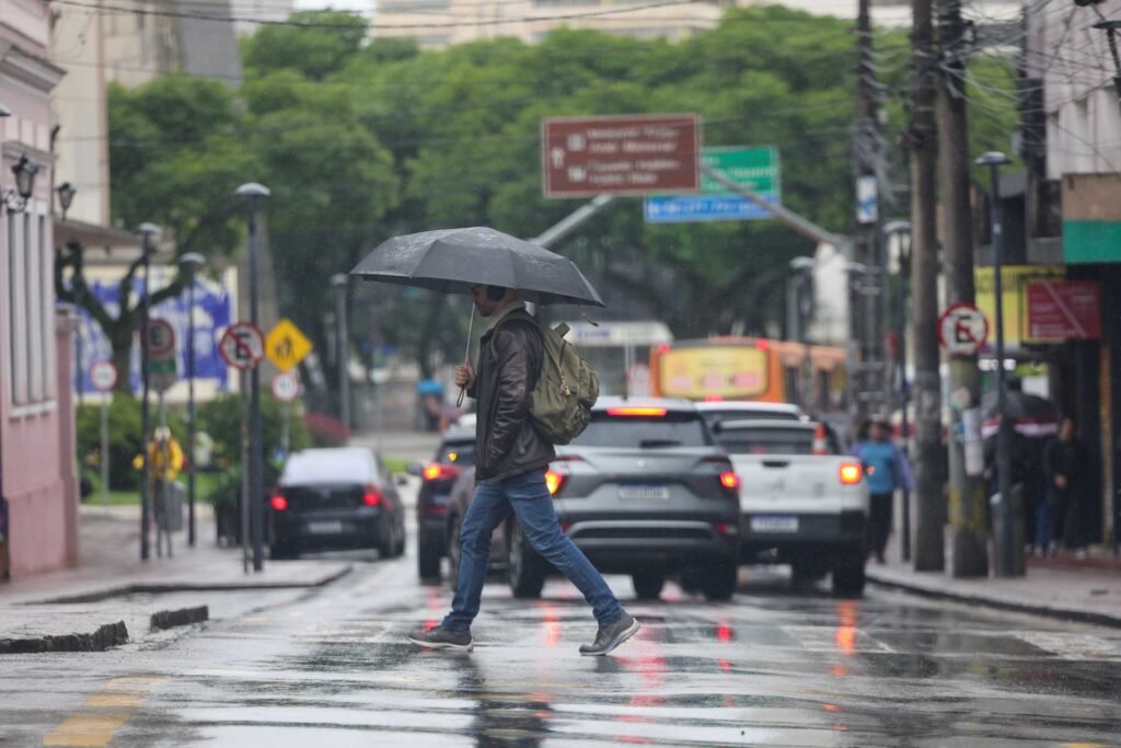 Massa polar perde força e chuvas com risco de tempestade retornam ao Paraná