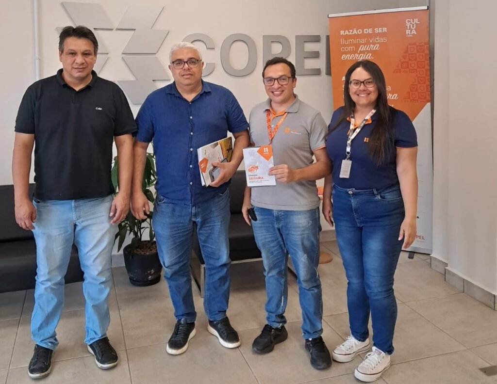 Força-tarefa limpa toneladas de fios irregulares no Centro Histórico de Paranaguá