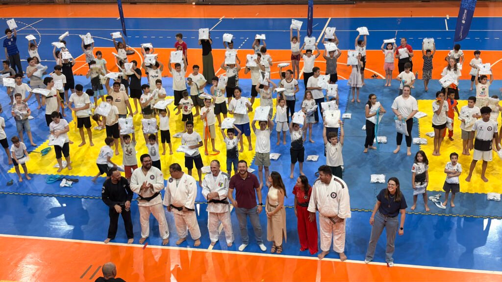 Maringá investe R$ 64 mil em 360 quimonos para alunos de artes marciais